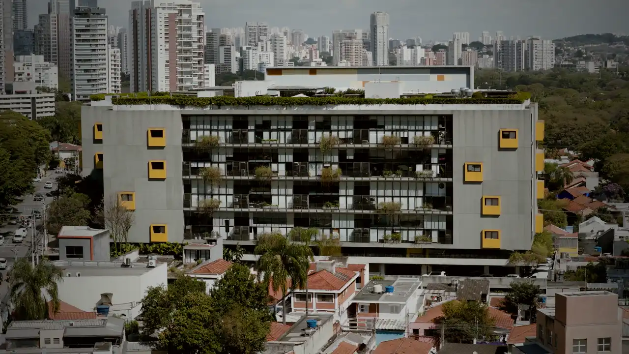 Vista aérea aproximando do edifício UNE 862, na Vila Madalena